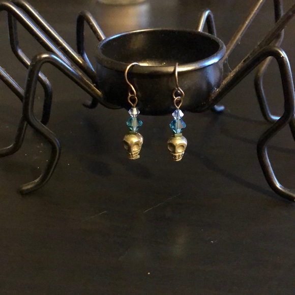 Hand crafted pyrite skull & Swarovski crystal earrings - Picture 4 of 5